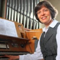 Kantorin Hannelore Hinderer an der Orgel