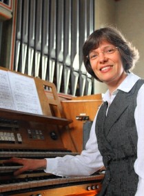 Kantorin Hannelore Hinderer an der Orgel