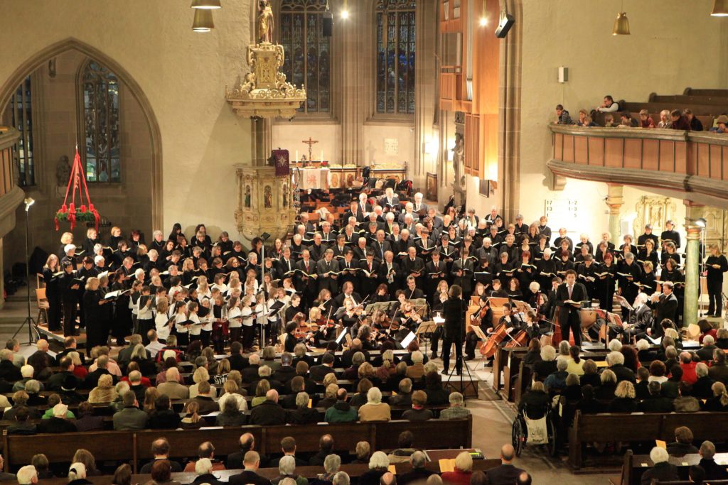 Bild der Schorndorfer Kantorei während eines Konzerts in der Stadtkirche